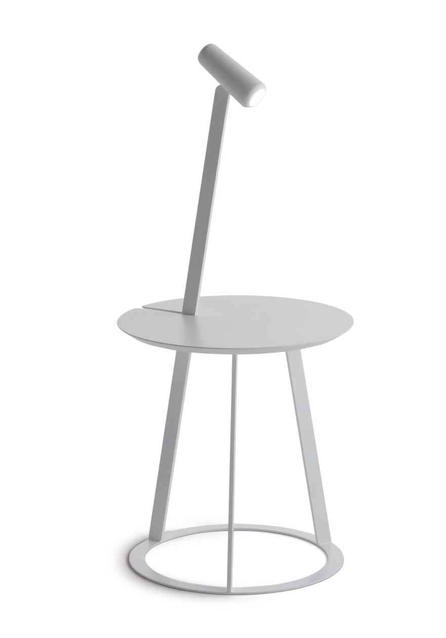 Weißer Albino Torcia Beistelltisch von Casamania Horm mit integrierter Lampe und rundem Fuß.