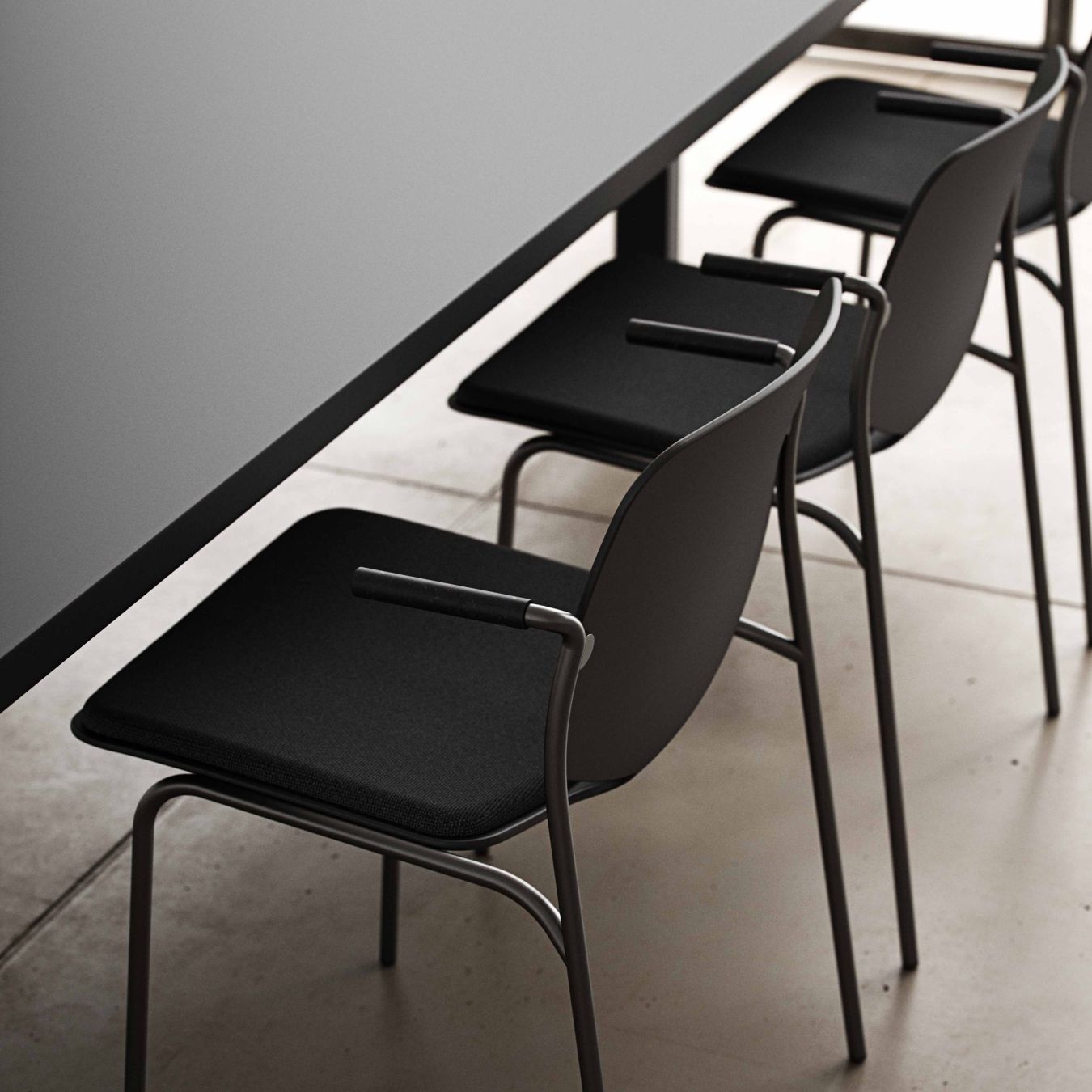 Schwarzer Nova Sea Stuhl mit Armlehnen und gepolstertem Sitz, moderner Designstuhl für Esszimmer.