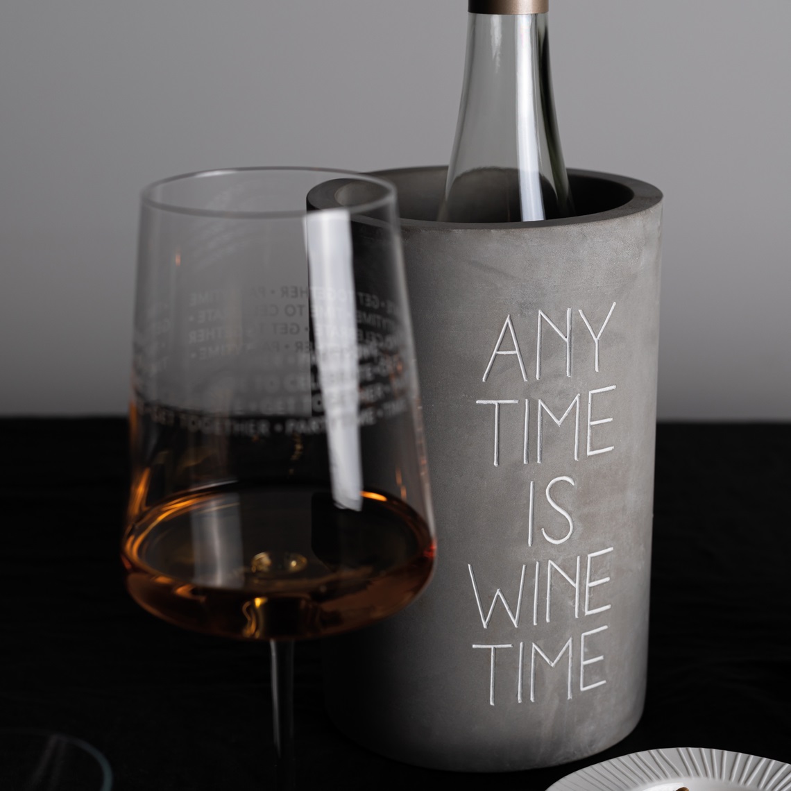 Produktbild: Räder Weinkühler "Any time is wine time" mit Weinflasche und gefülltem Weinglas.