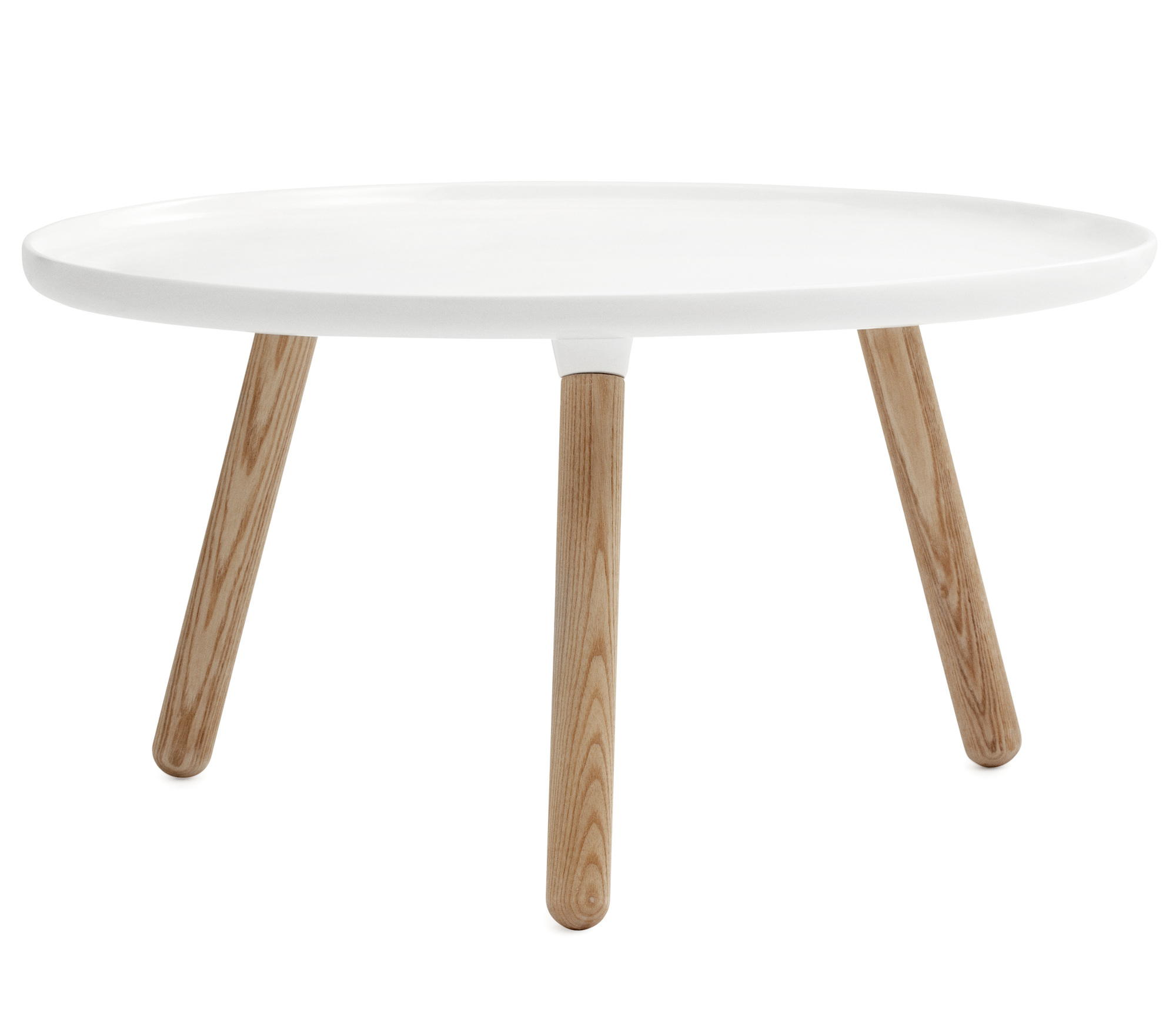 Weißer Tablo Couchtisch von Normann Copenhagen mit drei hellen Holzbeinen. Moderner Beistelltisch.