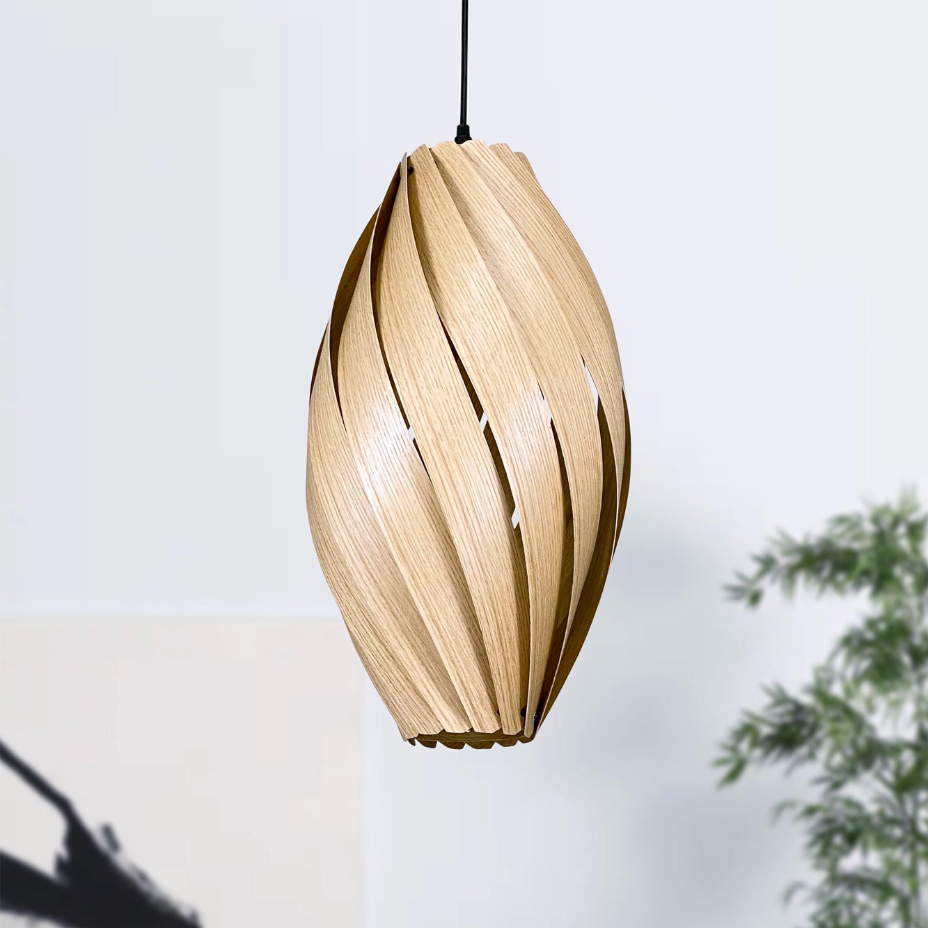 Ardére Hängeleuchte aus Eiche: Längliche Holzlampe mit modernem Design für Wohnzimmer und Esszimmer.