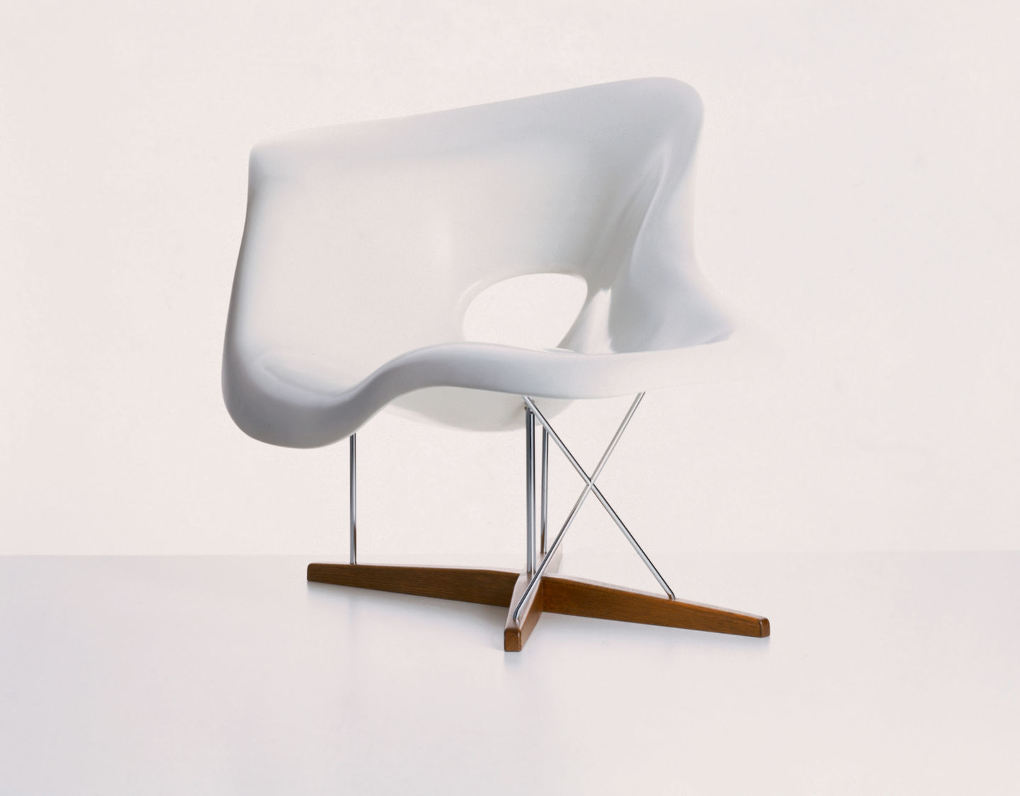 Weiße La Chaise Liege von Vitra: Moderner Designklassiker mit Chromgestell und Holzfüßen. Bequemer Sessel für stilvolles Wohnen.