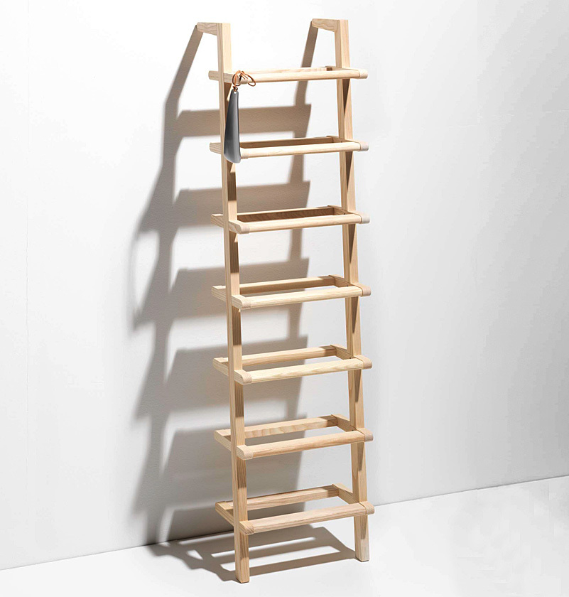 Lady Long Schuhregal aus hellem Holz mit sechs Ablagen und Schuhlöffel.