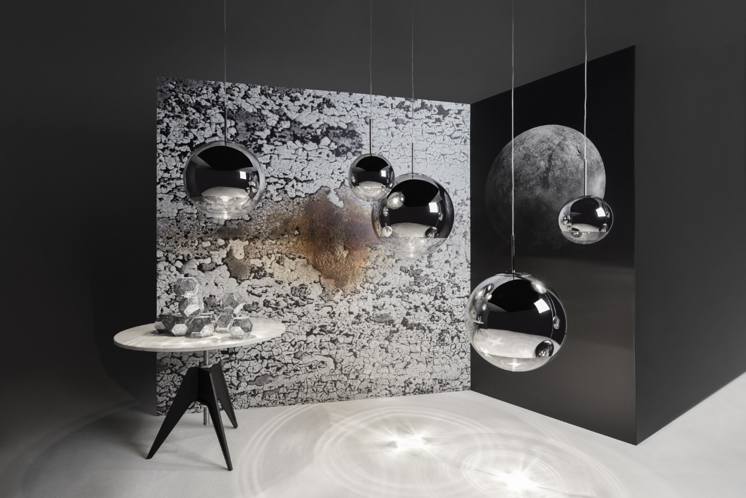 Mehrere Tom Dixon Mirror Ball Hängeleuchten in verschiedenen Größen, reflektierendes Design.