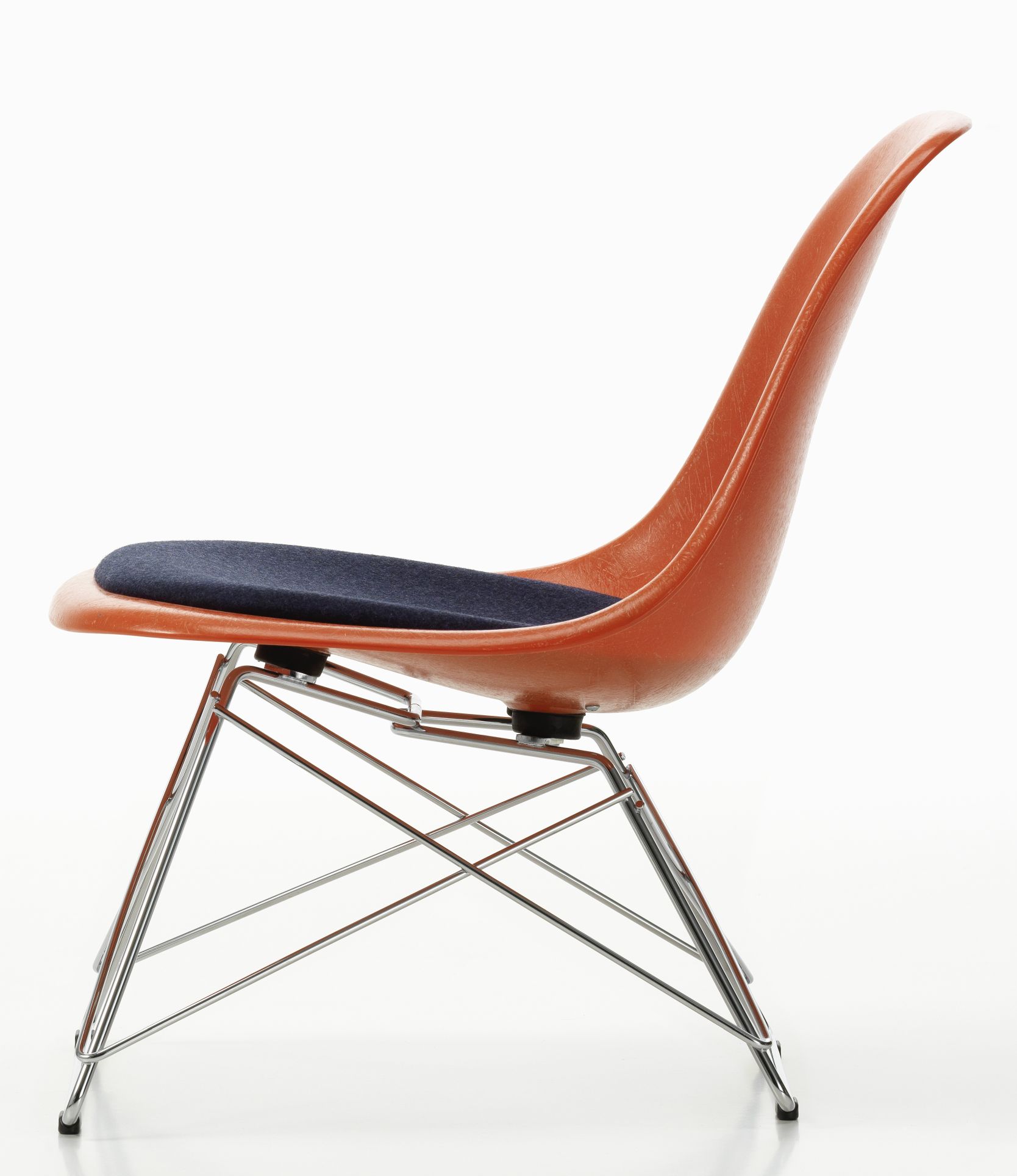 Eames Stuhl: Kunststoff Side Chair LSR in Orange mit blauem Sitzpolster und Chromgestell.
