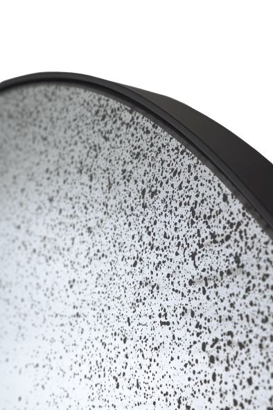 Detailaufnahme des Gate Spiegels von Ethnicraft mit klarer Spiegelfläche und schwarzem Rahmen.