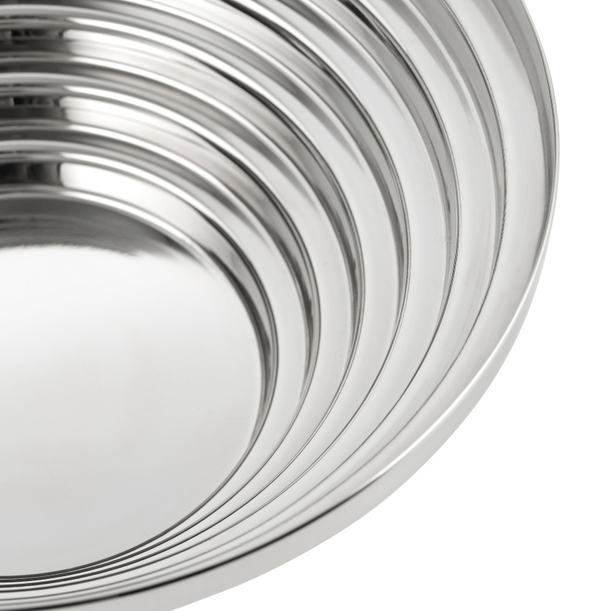 Nahaufnahme der runden Alessi Maya Schale (Ø 25 cm) aus glänzendem Edelstahl.