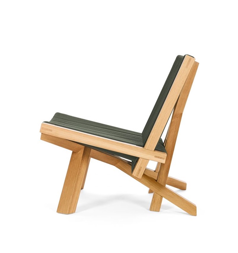 Volkshaus Lounge Chair Sessel ClassiCon aus Eiche mit dunkelgrüner Stoffbespannung, Seitenansicht auf weißem Hintergrund.