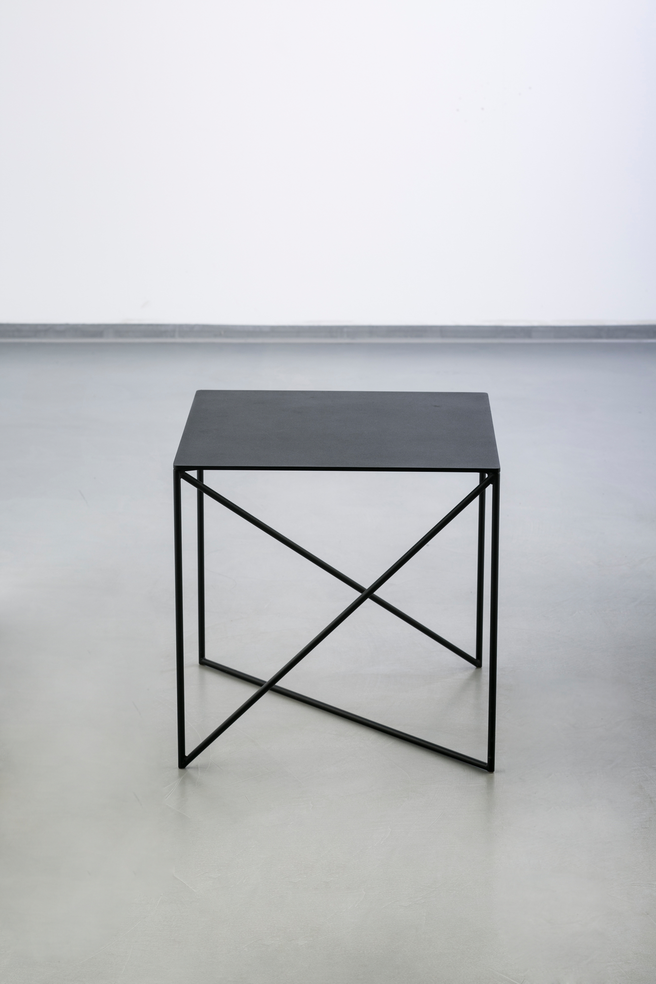 Schwarzer DOT Beistelltisch von Grupa mit minimalistischem Design und filigranem Metallgestell für moderne Wohnräume.