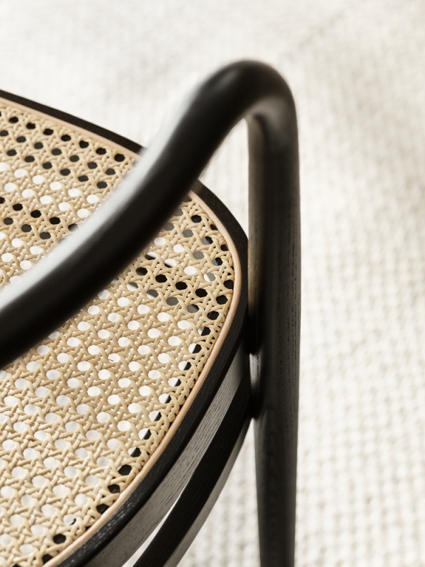 Detailaufnahme: Schwarzer PK 15 Stuhl von Fritz Hansen mit Wiener Geflecht Sitzfläche. Designklassiker.
