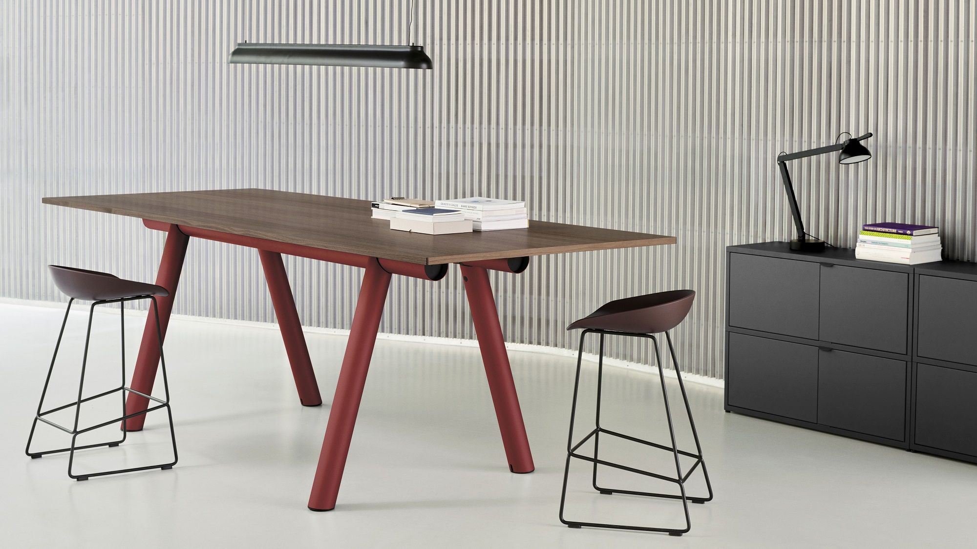 Moderner Stehtisch mit Holzplatte und roten Beinen, inklusive Barhockern für Büro oder Homeoffice.