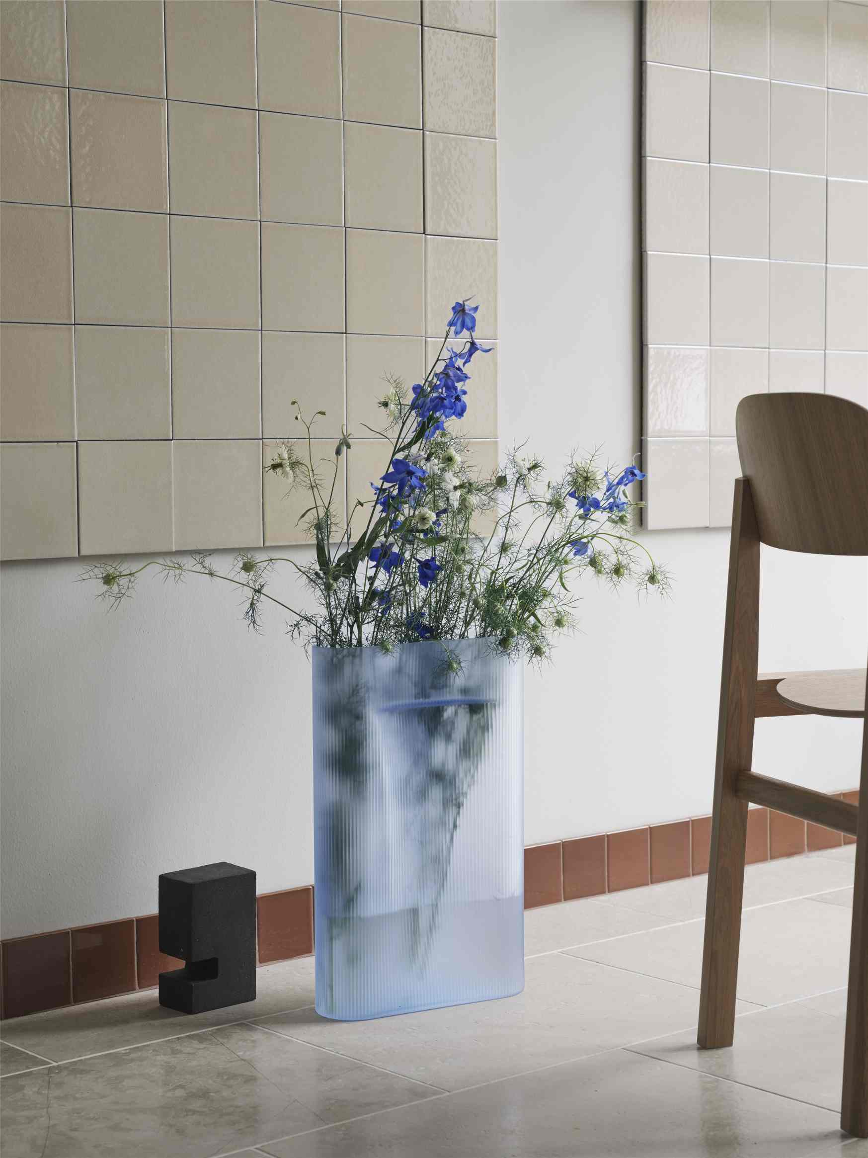 Ridge Vase Muuto Milchglas Hellblau H 35 cm