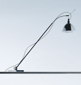 Max Kugler Tischleuchte von Ingo Maurer: Elegante, schwarze Designerleuchte mit verstellbarem Arm und Schirm.