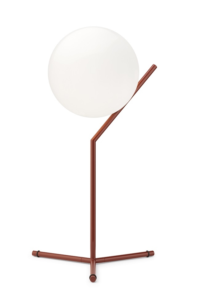 IC Lights Tischleuchte in Burgunderrot: Moderne Designleuchte mit weißem Opalglas-Diffusor und filigranem Gestell.