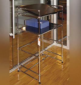 USM Haller Stehpult mit Chromgestell und schwarzer Tischplatte, modernes Design für ergonomisches Arbeiten.