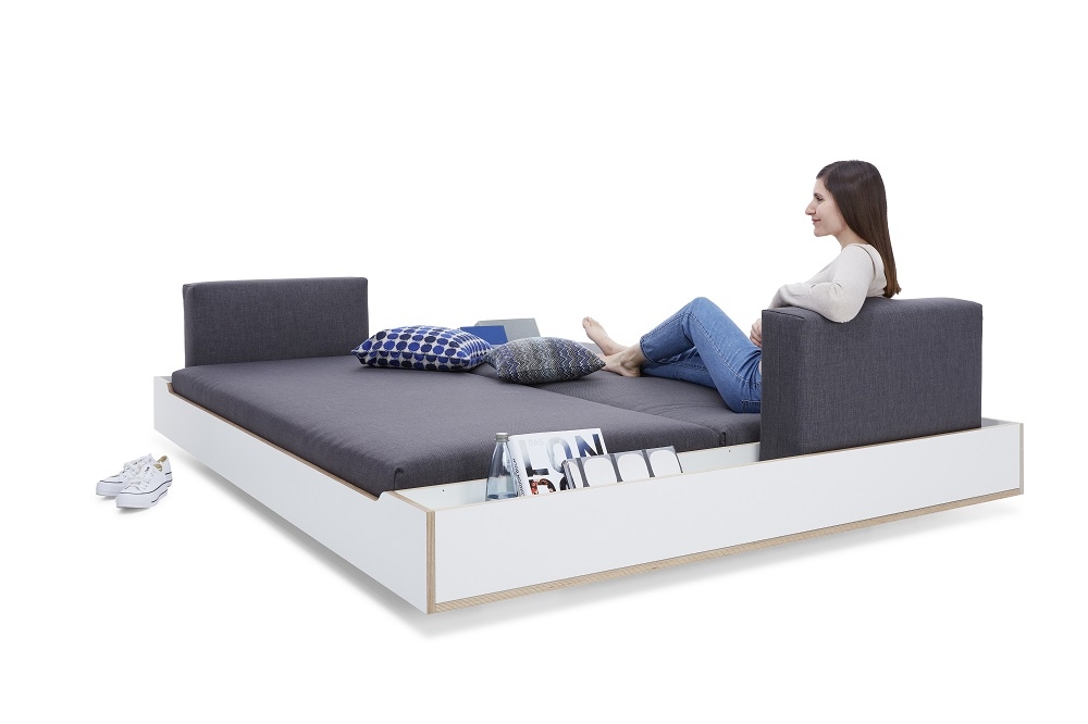 Maude Bett von Müller Möbelwerkstätten: Modernes Funktionsbett mit Stauraum und grauer Polsterung.