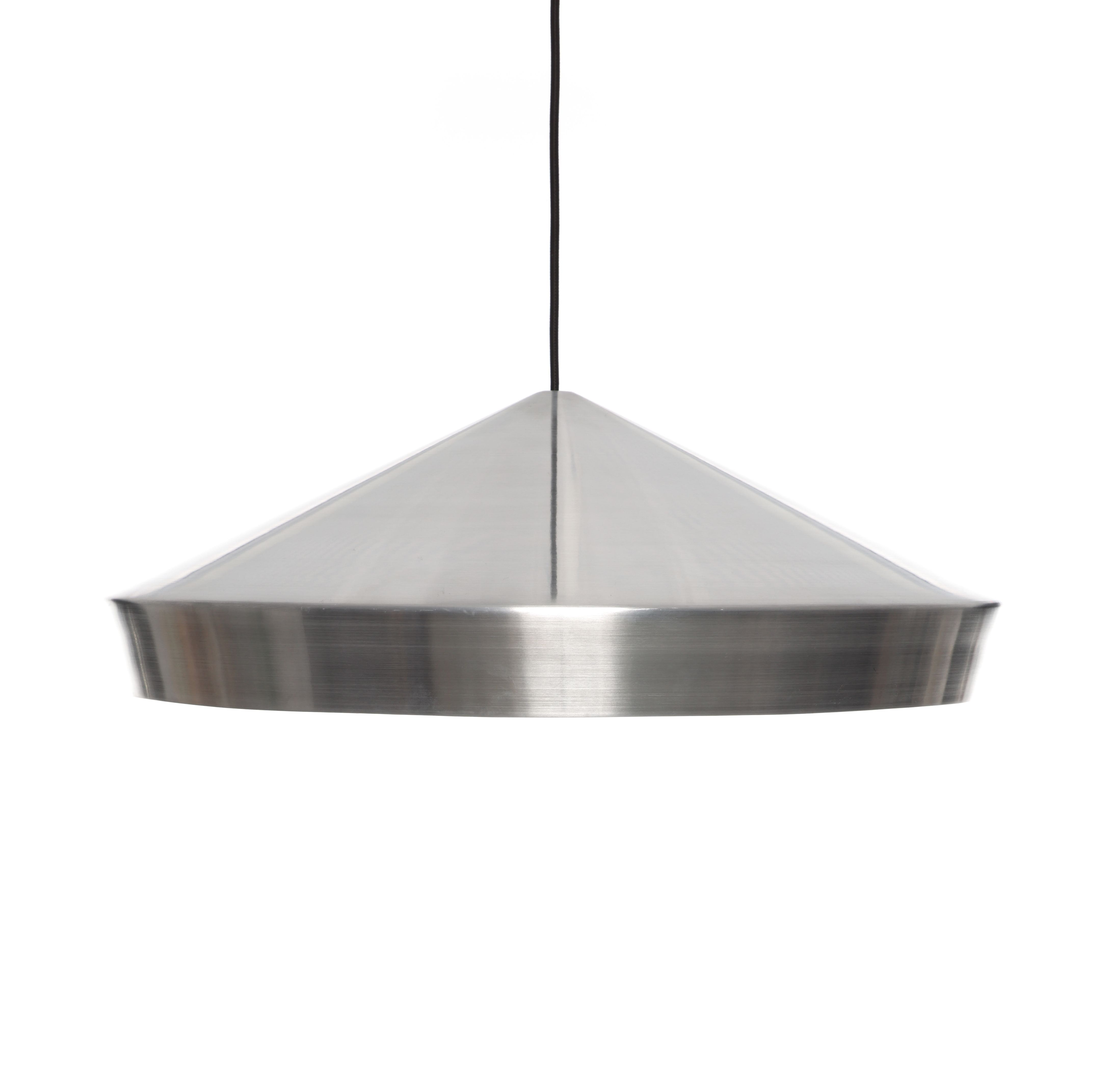 Nahaufnahme der Tom Dixon Unbeaten Flat Pendelleuchte aus gebürstetem Edelstahl, moderne Deckenleuchte.