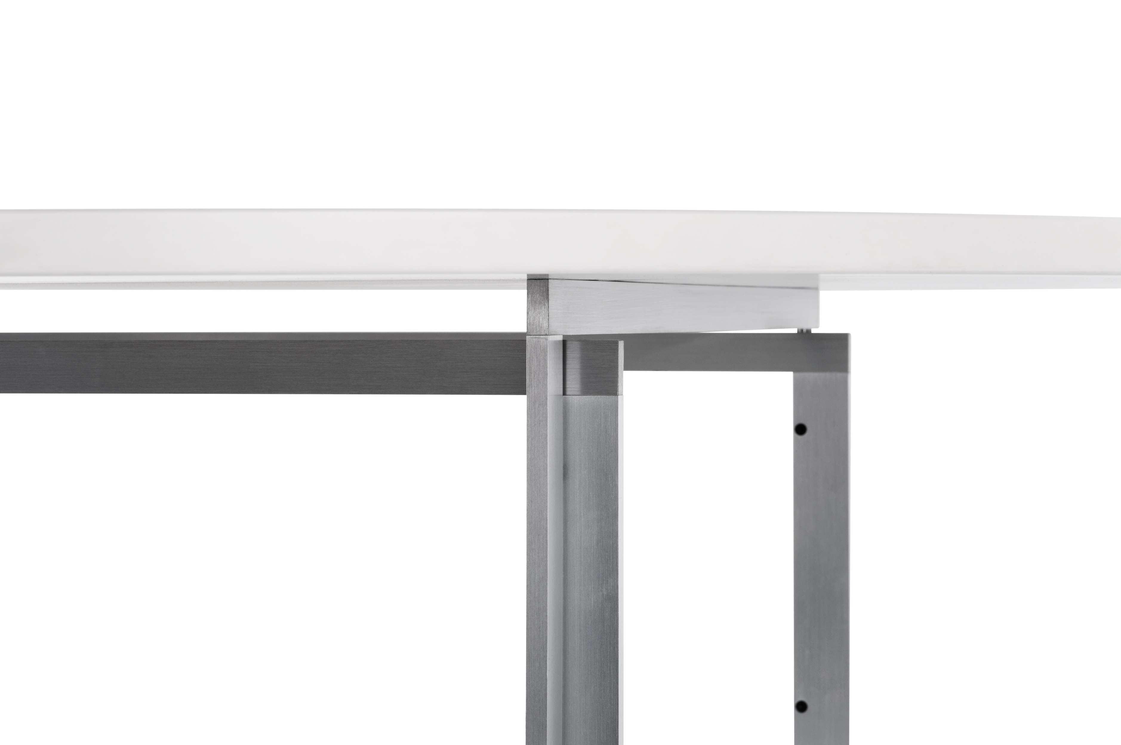 Detailaufnahme des Fritz Hansen PK58 Esstisches mit weißer Tischplatte und Stahlgestell. Design Esstisch für Esszimmer.