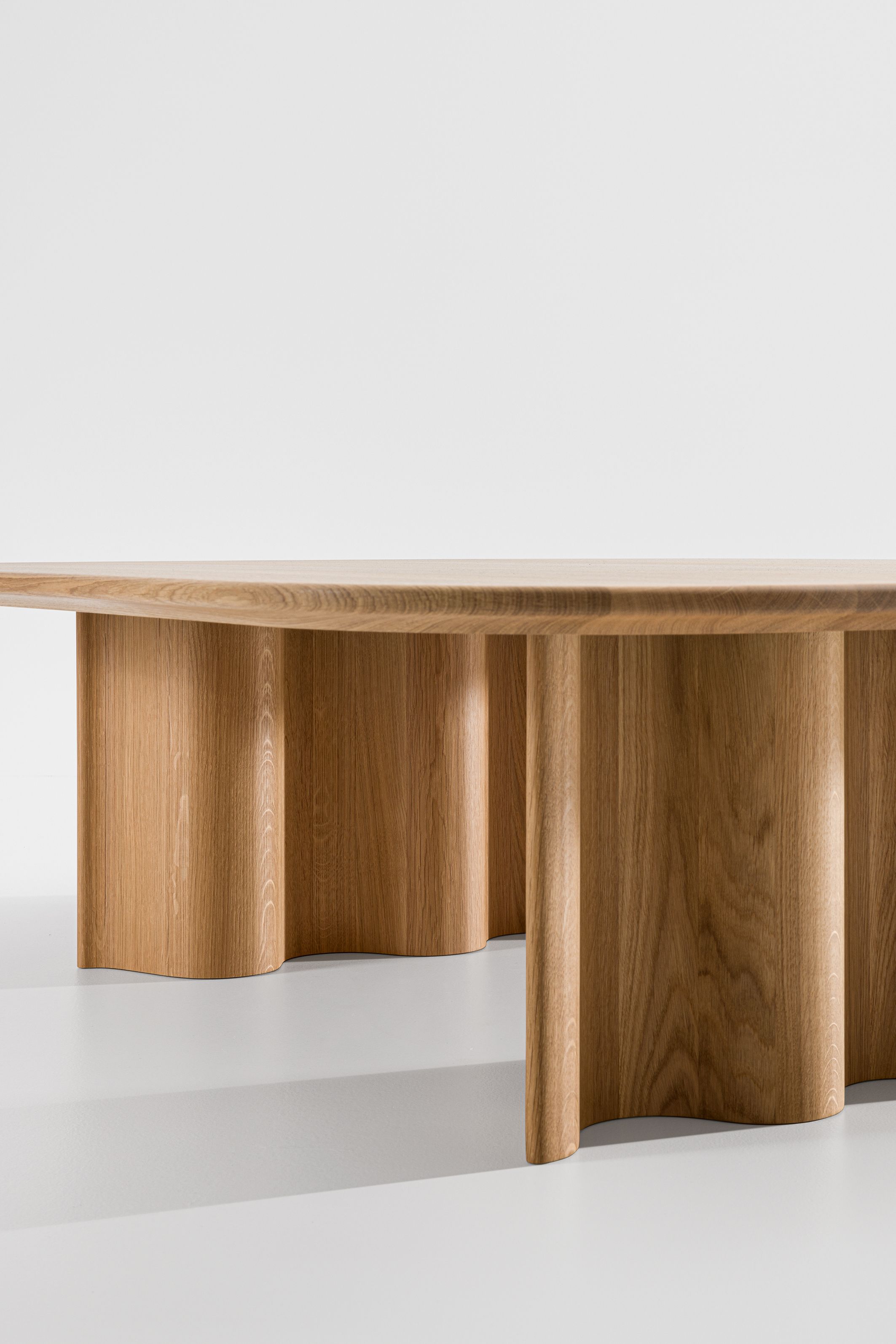 Curtain Couchtisch aus massiver Eiche, rechteckig, mit wellenförmigen Beinen, modernes Möbeldesign.