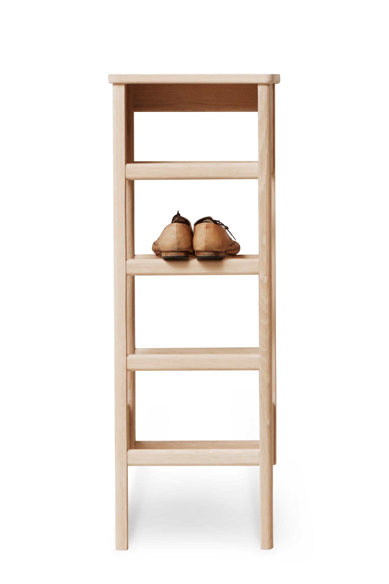 A Line Schuhregal 35 von Form & Refine aus Eiche, weiß geölt. Schuhablage.