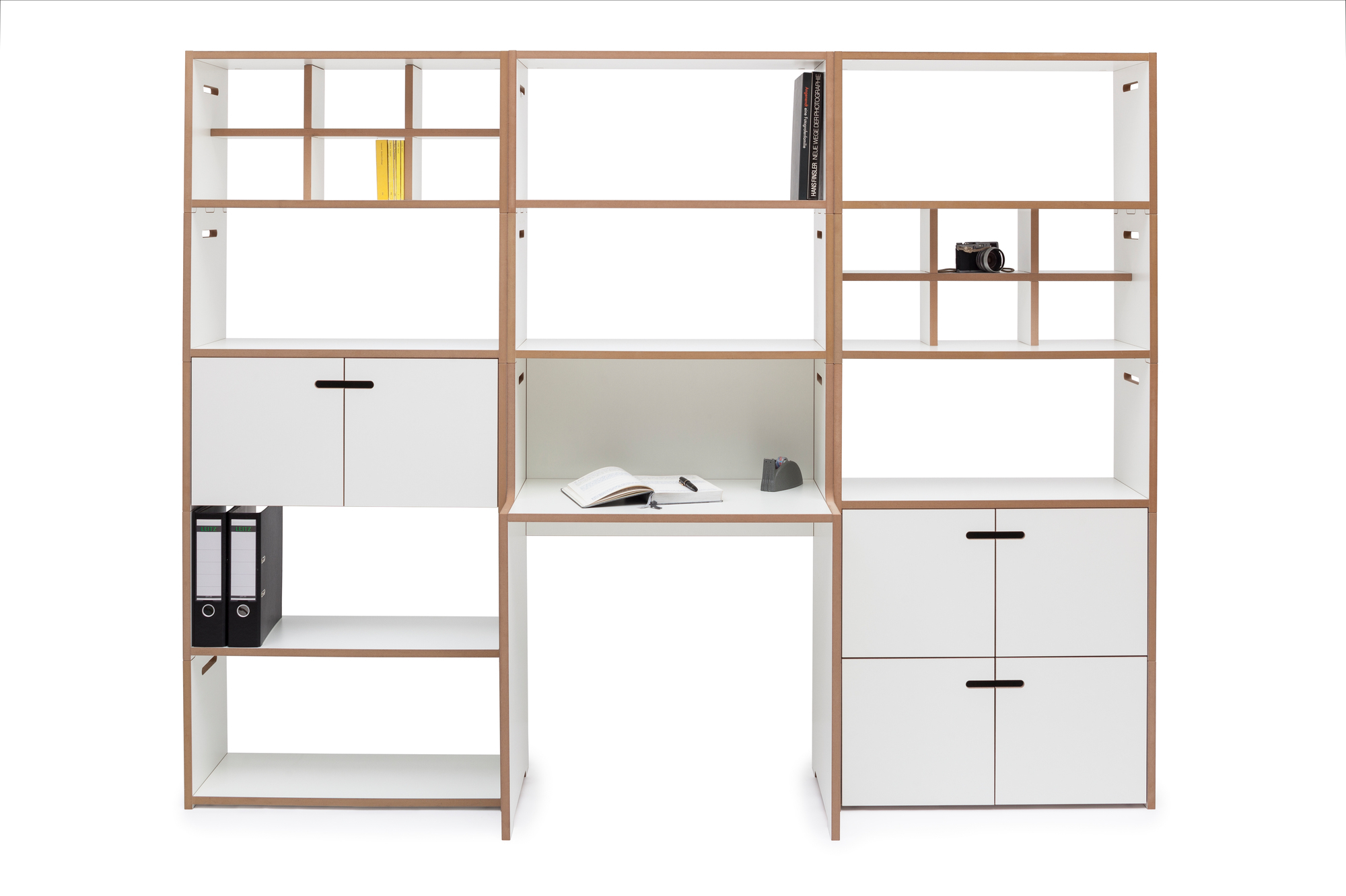 Tojo Schreibtisch: Modulares Regalsystem mit integriertem Schreibtisch, weißen Fronten und Holzrahmen für Büro und Arbeitszimmer.