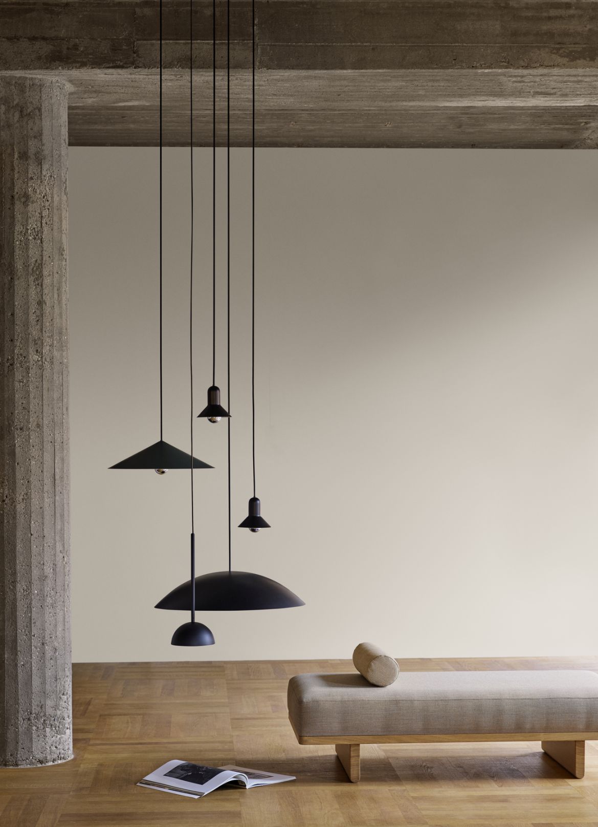 BT1041 Calot Pendelleuchte von Carl Hansen & Søn, schwarze Hängelampe im modernen Interieur.