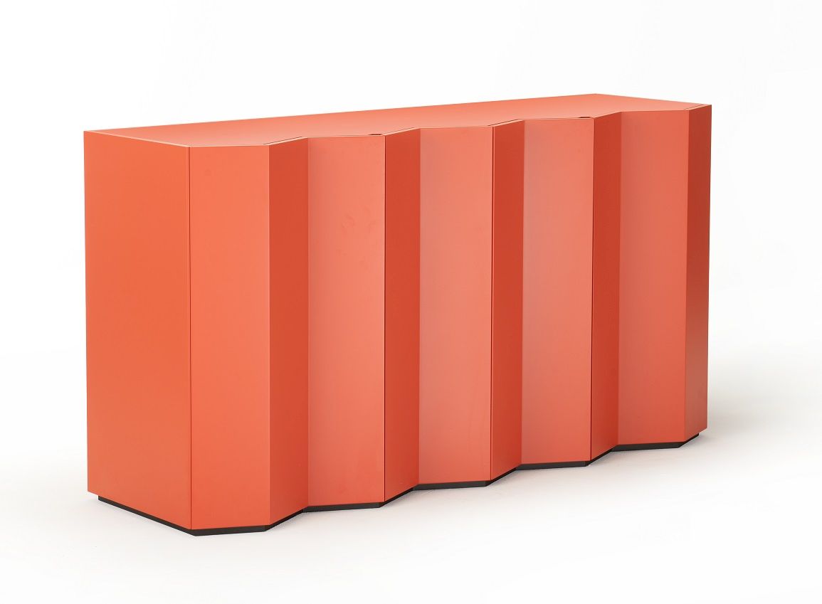 Zanotta Z24 Sideboard 727A in Koralle: Modernes Design Sideboard mit vertikalen, wellenförmigen Fronten.