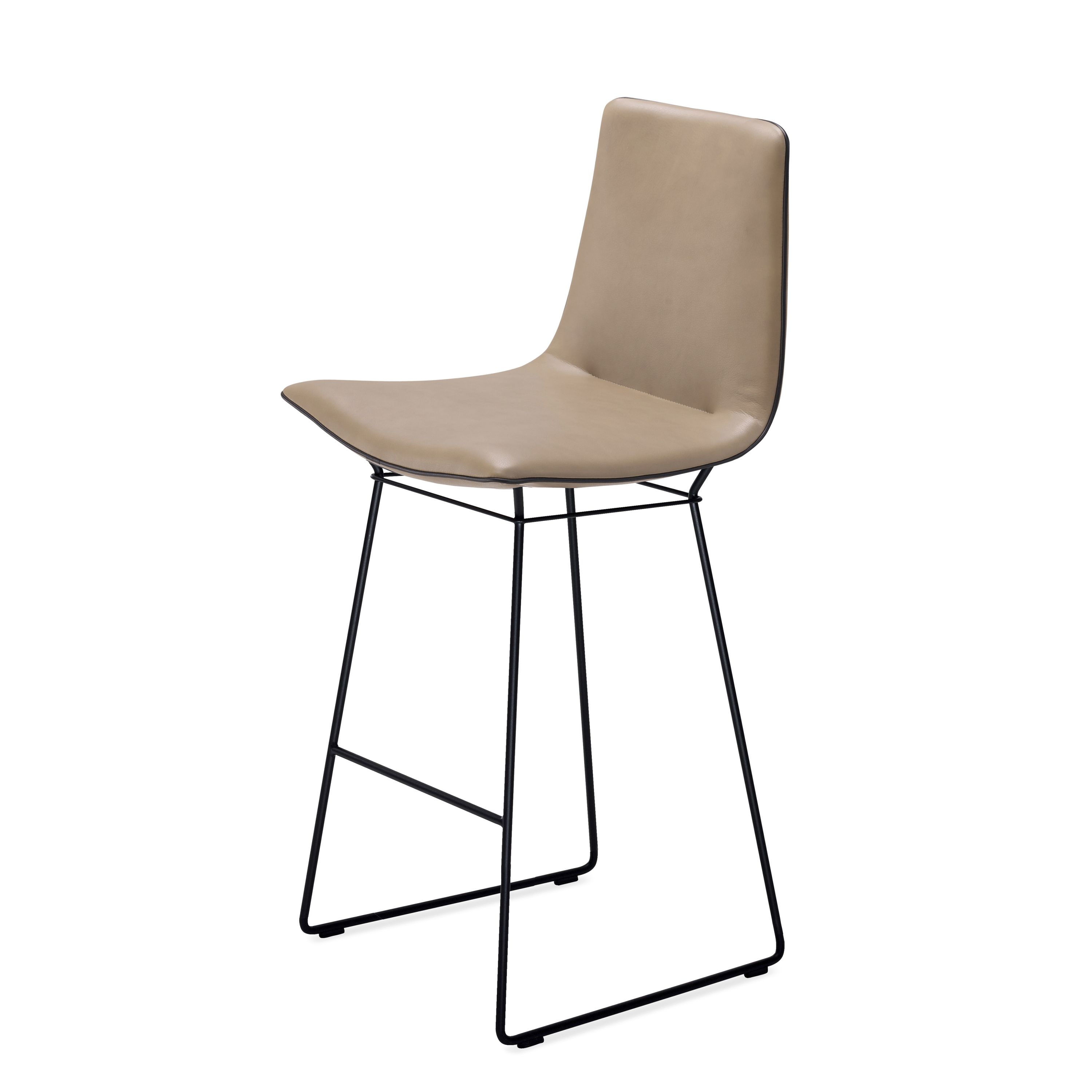 Amelie Thekenstuhl von Freifrau Manufaktur: Beige Sitzfläche und Rückenlehne, schwarzes Metallgestell, moderner Barhocker.