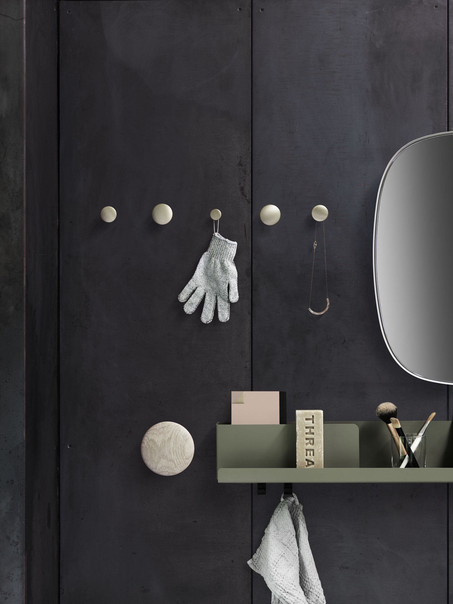 Muuto The Dots Garderobenhaken 5er Set in Grau an dunkler Wand mit Accessoires.