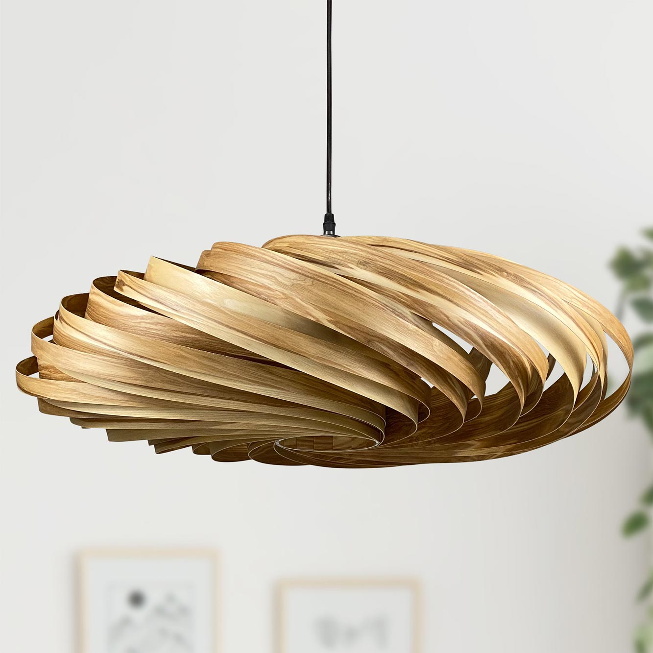 Veneria Hängeleuchte aus Olivesche, spiralförmiges Design, moderne Pendelleuchte für Wohnzimmer und Essbereich.