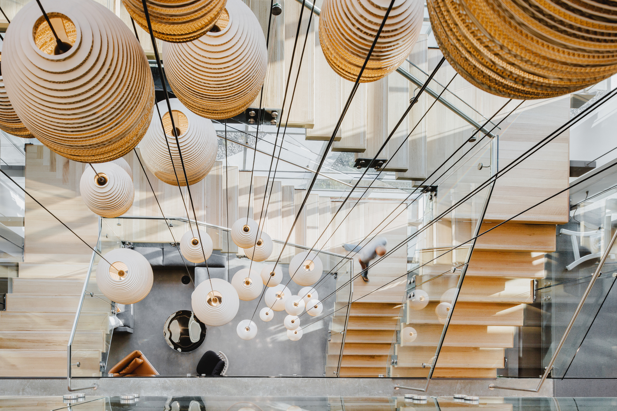 Ansicht von oben: Scraplights Hängeleuchten von Graypants, Oliv Design, weiße Lampenschirme, moderne Beleuchtung.