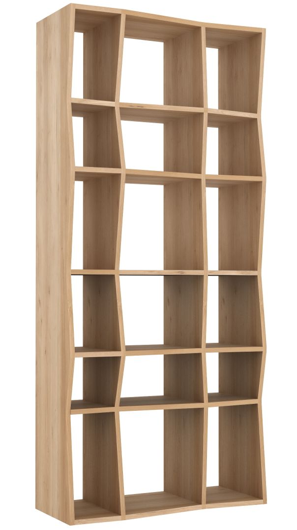 Ethnicraft Z Regal aus Eiche, modernes Bücherregal mit asymmetrischem Design und vielen offenen Fächern.