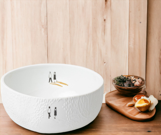 Weiße Räder Schale "Parkspaziergang" mit filigranem Relief und Pärchen-Motiv, ideal für Salate und Snacks.