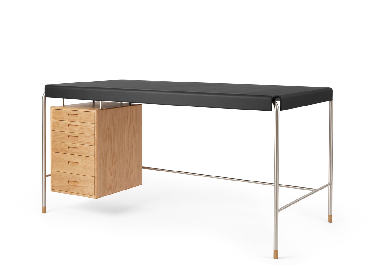 AJ52 Society Table: Moderner Schreibtisch mit schwarzer Tischplatte und Schubladenelement aus geölter Eiche.