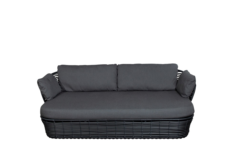 Basket Outdoor Sofa 2-Sitzer mit graphitfarbenem Cane-Line Gestell und grauen Kissen. Gartenmöbel für Terrasse.