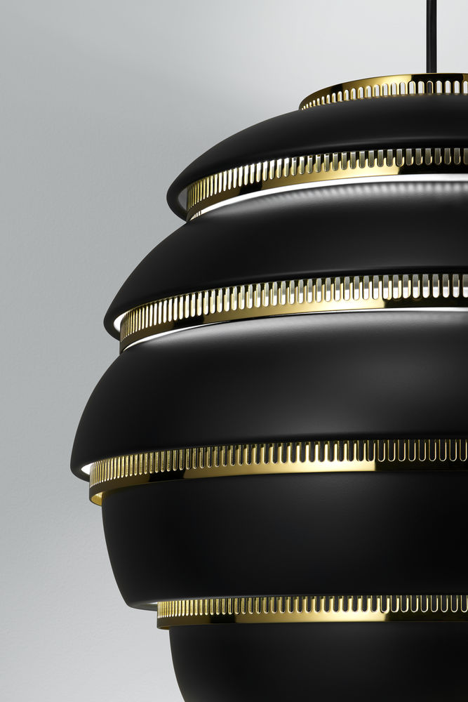 Detailaufnahme der schwarzen A331 Beehive Hängeleuchte von Artek mit goldenen Akzenten.