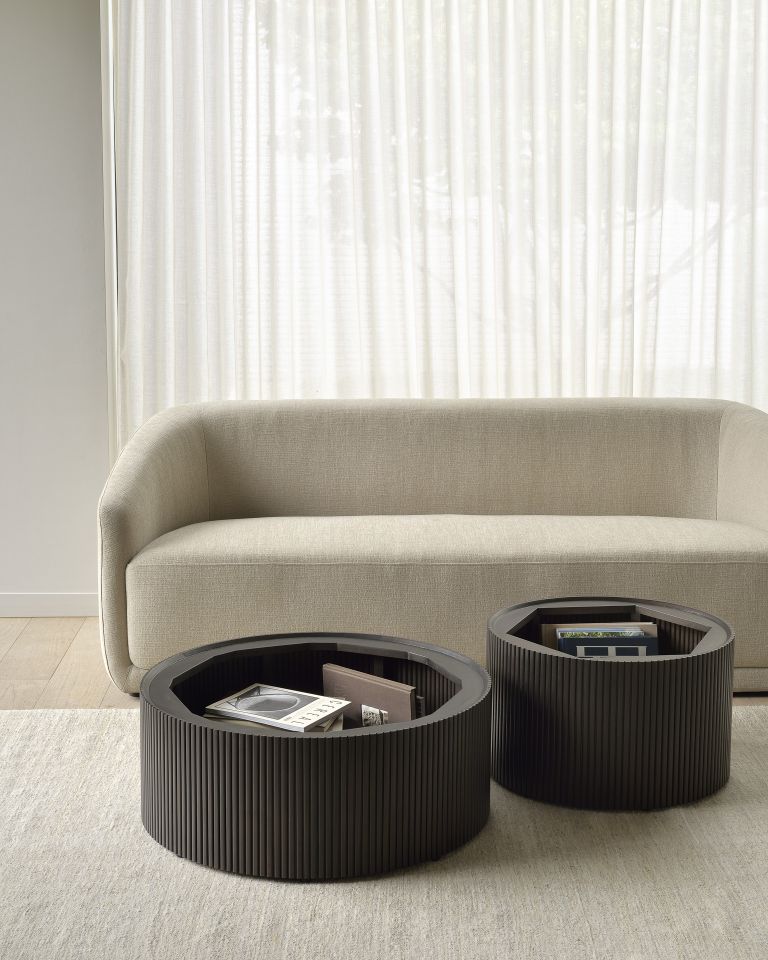 Roller Max Couchtisch von Ethnicraft: Runder Mahagoni-Tisch mit Stauraum, ideal für Wohnzimmer.