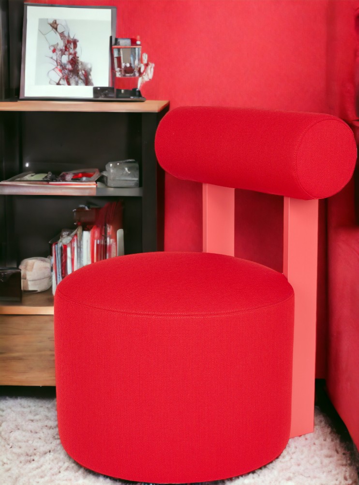 Roter, runder Schönbuch Hocker Faye mit Rückenlehne, gepolstert und modern für Wohnzimmer.