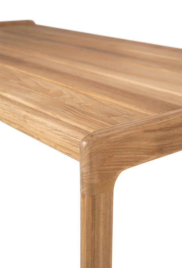 Detailaufnahme der Teakholz-Tischplatte und des Beins vom Ethnicraft Jack Outdoor Couchtisch.