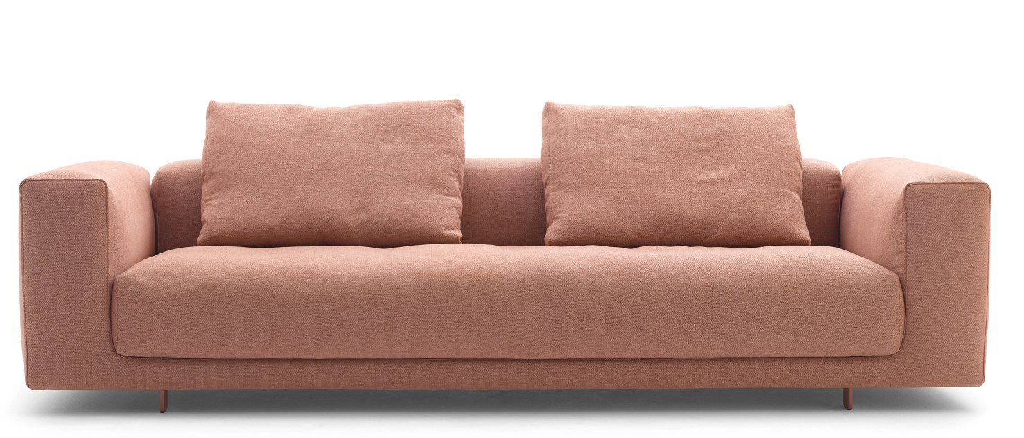 Moss Sofa: Modernes 3-Sitzer Sofa von Cor in Rosé mit zwei Kissen.