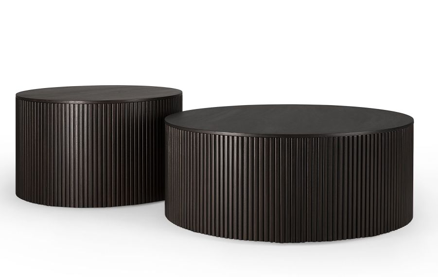 Zwei runde Couchtische "Roller Max" aus dunklem Mahagoni mit geriffelter Oberfläche.