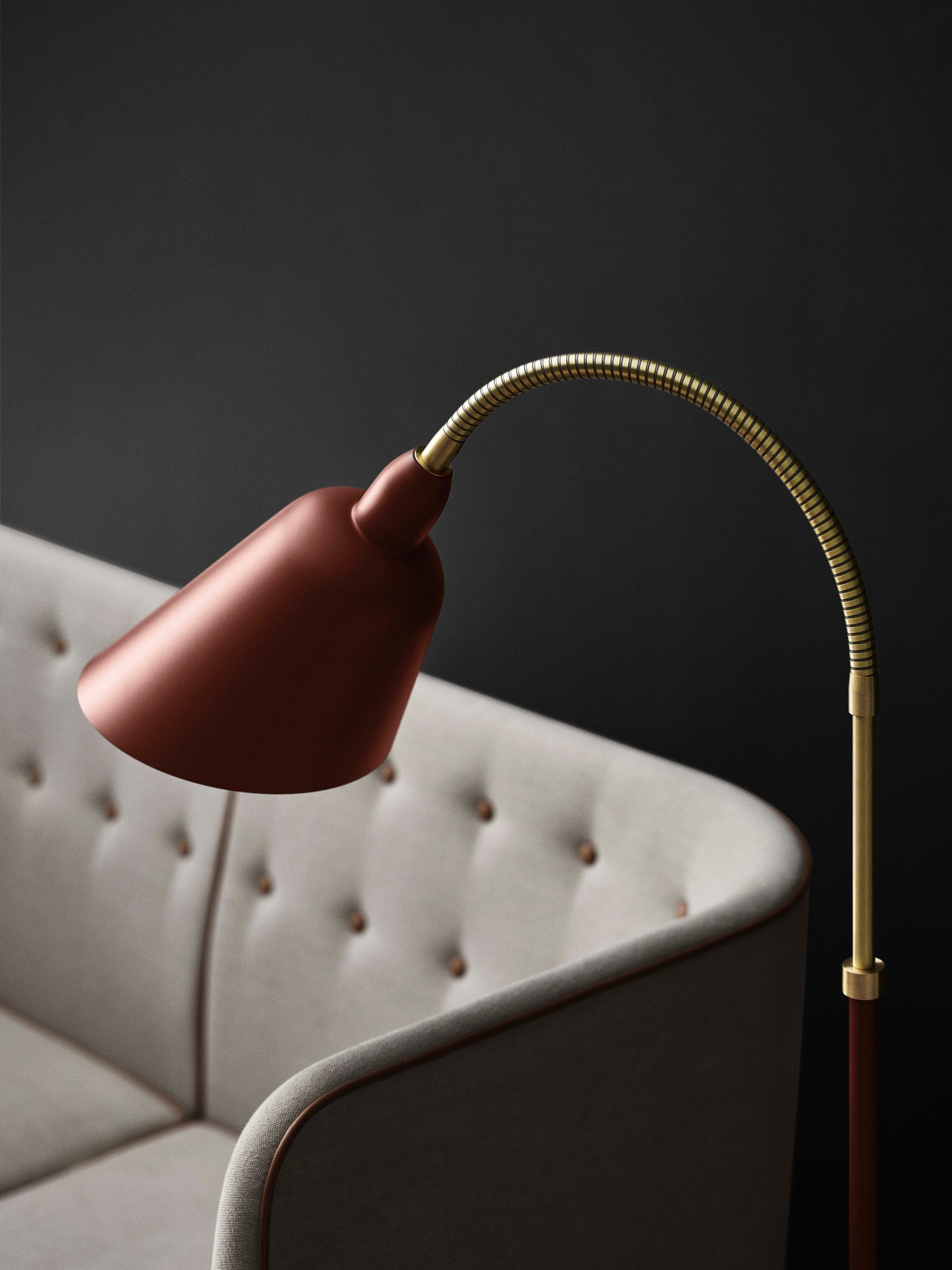 Detailaufnahme: Mayor Sofa 2-Sitzer von AndTradition mit brauner Stehlampe und Messingdetails. Modernes Wohnzimmer-Design.