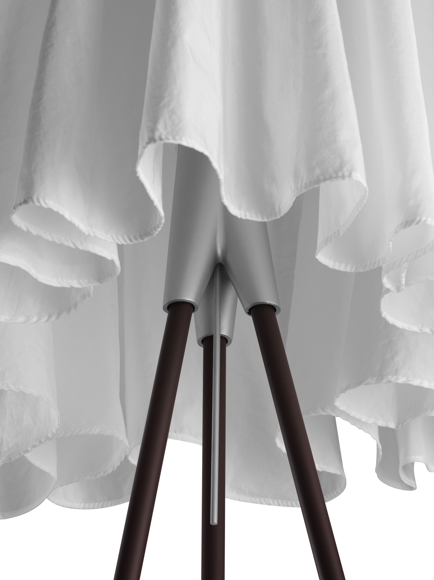 Detailaufnahme der Rosy Angelis Stehleuchte von Flos mit weißem Stoffschirm und Stativfuß.