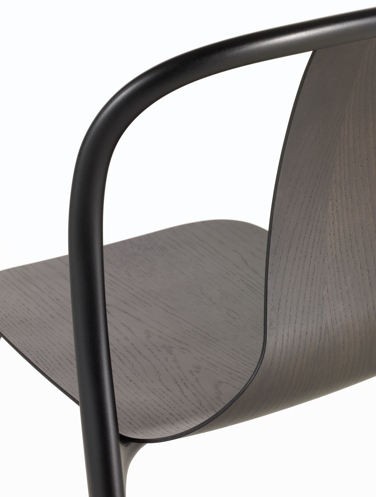 Detailaufnahme des Belleville Chair Wood Stuhls von Vitra: Sitzfläche und Rückenlehne aus dunklem Holz.