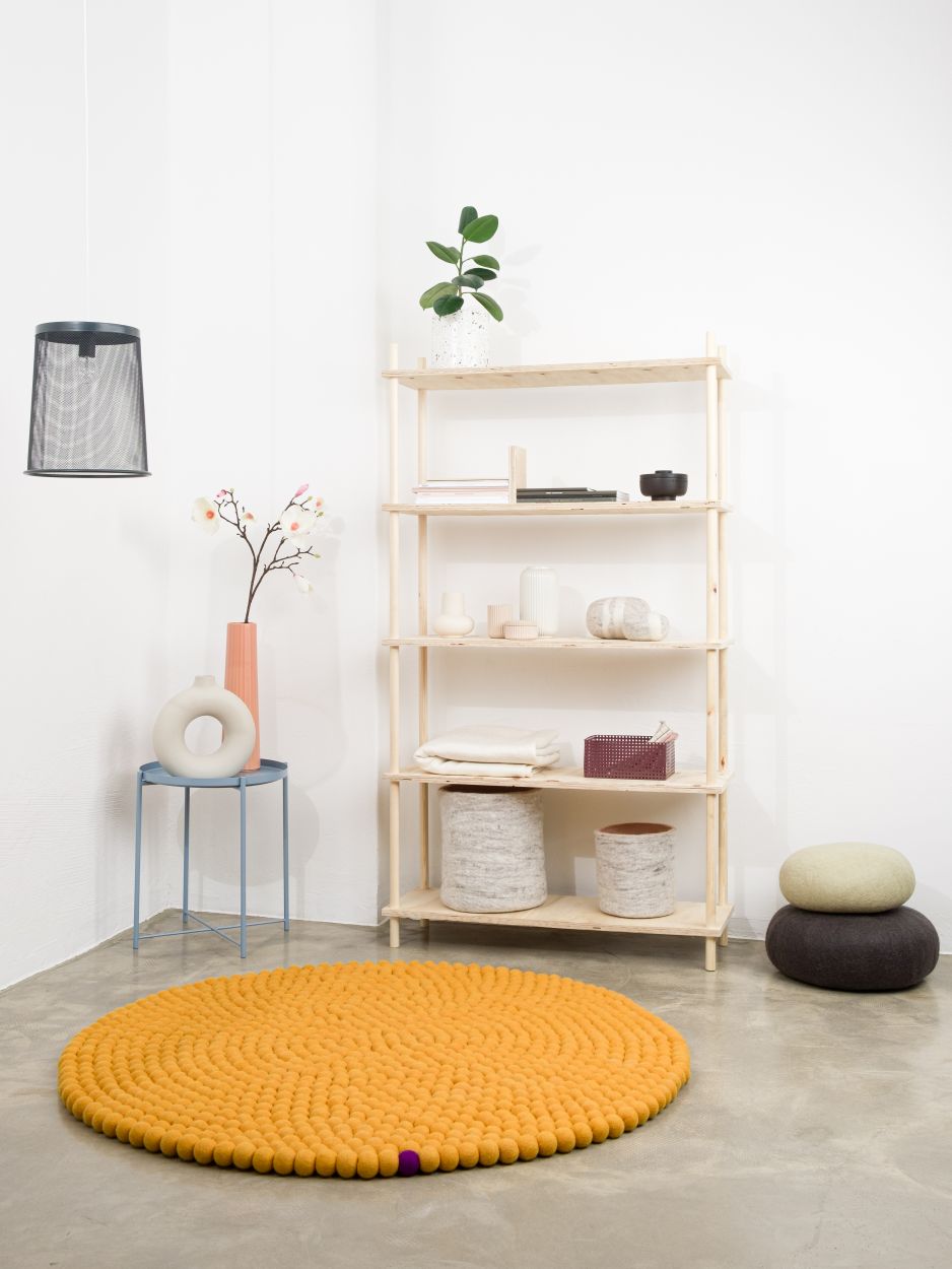 Ockergelber, runder Filzteppich "Big One" von myfelt (Ø 200 cm) im modernen Wohnraum.