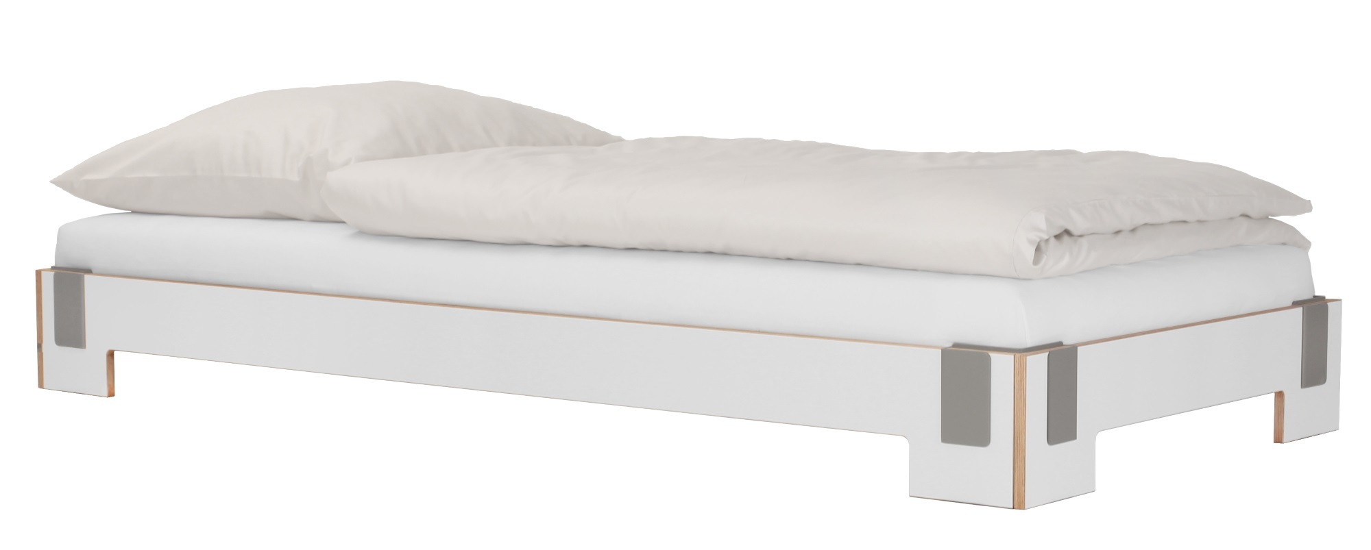 Stapelbett in Weiß mit Matratze und Kissen, ideal für platzsparende Schlaflösungen.