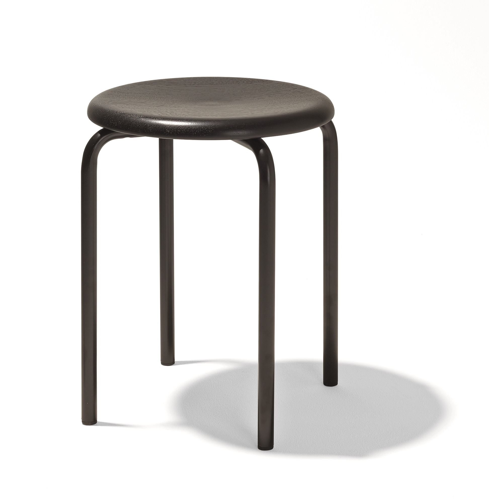 Schwarzer Tom Stapelhocker von Richard Lampert, ein moderner Hocker mit runder Sitzfläche und minimalistischem Design.