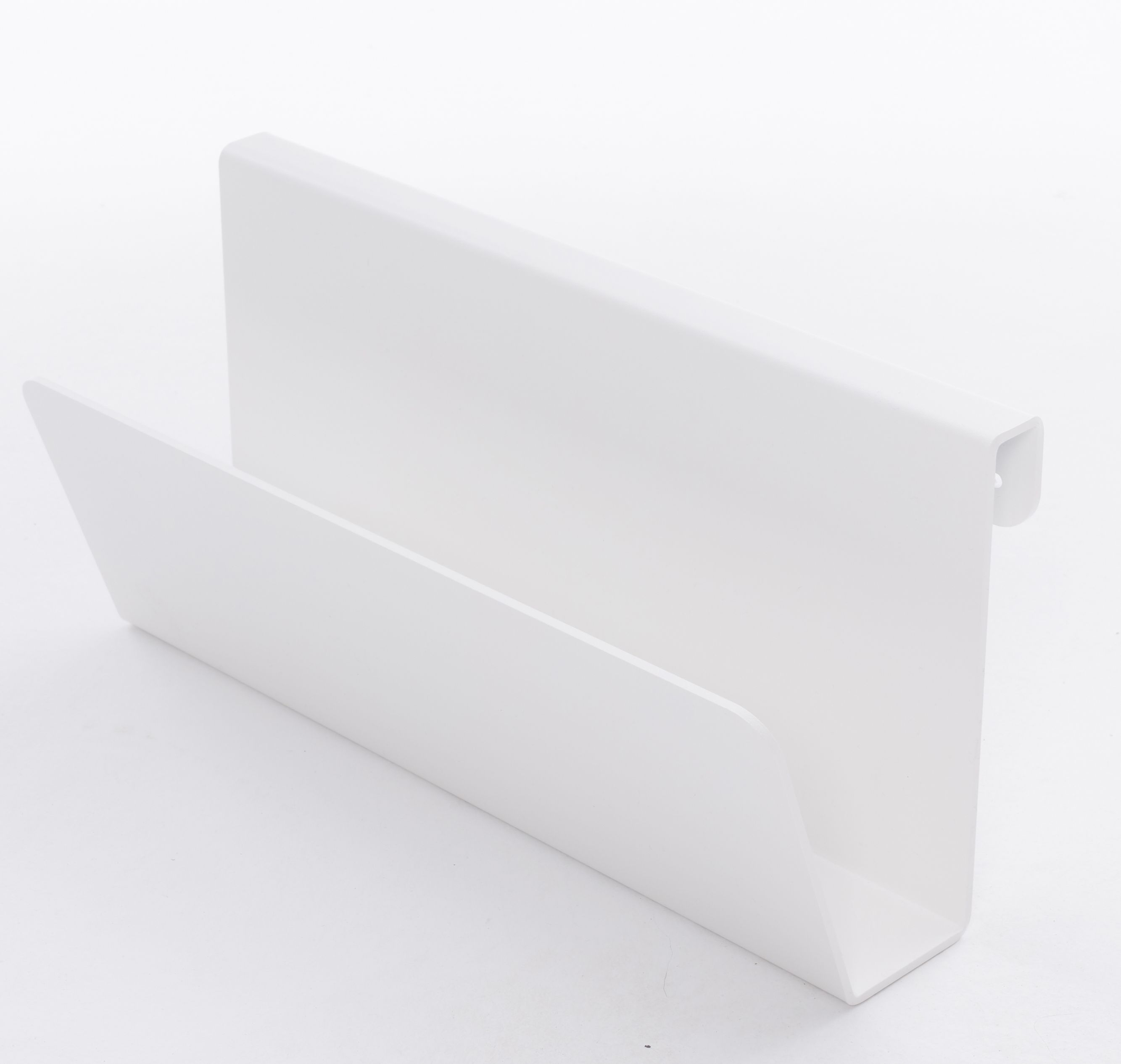 Weiße Zeitschriftenablage für Flai Bett von Müller Möbelwerkstätten, modernes Design für Schlafzimmer Ordnung.