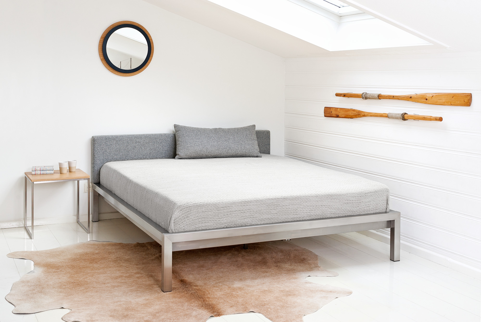 Hans Hansen Pure Bett Edelstahl mit Polsterkopfteil, modernes Design für Schlafzimmer, 180x200 cm.