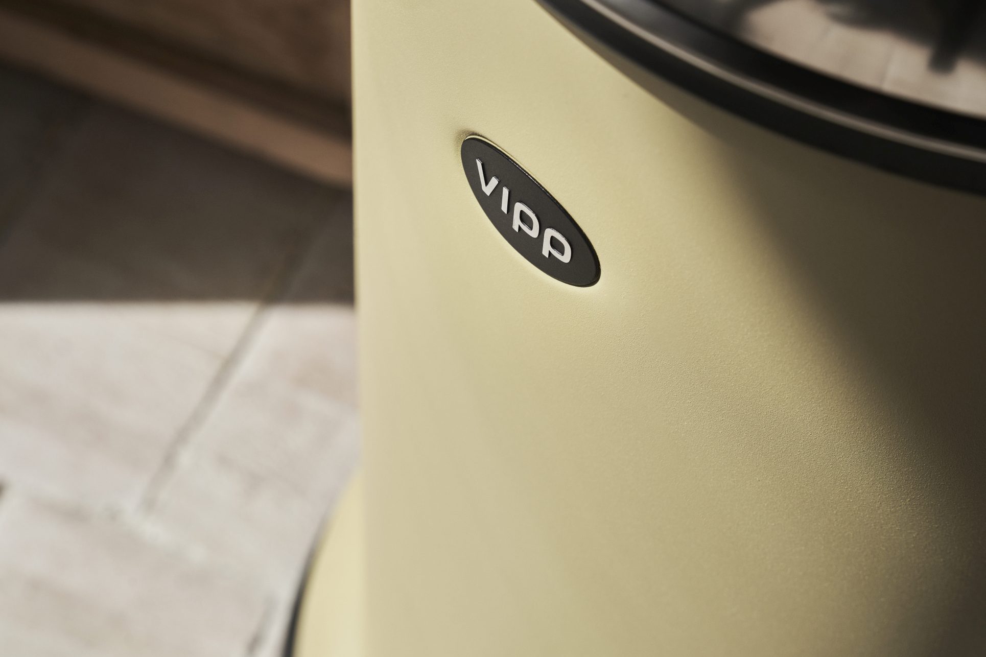Detailansicht: Marie´s Yellow Vipp Treteimer Limited Edition mit Vipp-Logo, gelber Mülleimer für Küche und Bad.